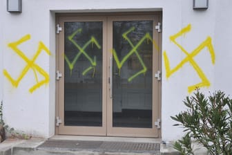 Mit gelber Farbe haben Unbekannte die Wände einer Schule mit Hakenkreuzen beschmiert: 2018 gab es in Sachsen 91 Vorfälle von politisch rechts motivierte Straftaten in Schulen.