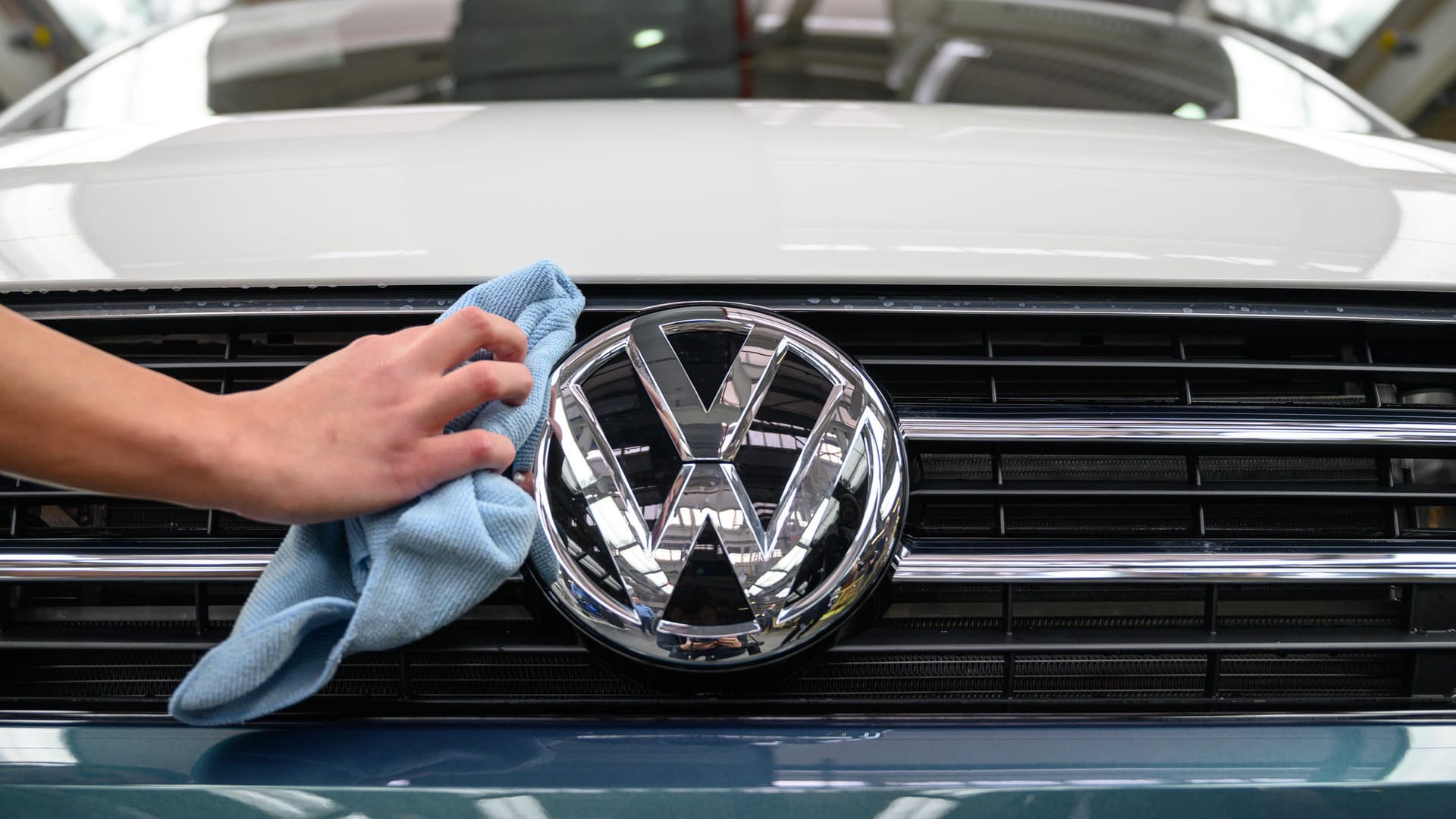 VW-Logo: Der Autokonzern hat im ersten Quartal weniger Autos verkauft.