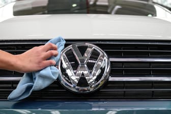 VW-Logo: Der Autokonzern hat im ersten Quartal weniger Autos verkauft.