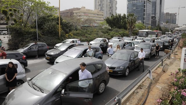 Israelis Gedenken an sechs Millionen Juden, die während des Holocausts von deutschen Nationalsozialisten und ihren Helfern ermordet wurden. Israelis Gedenken an sechs Millionen Juden, die während des Holocausts von deutschen Nationalsozialisten und ihren Helfern ermordet wurden.