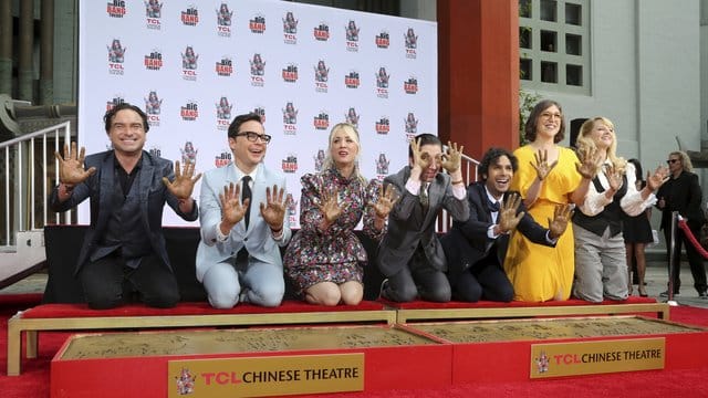 Sieben auf einem Streich: Johnny Galecki (l-r), Jim Parsons, Kaley Cuoco, Simon Helberg, Kunal Nayyar, Mayim Bialik und Melissa Rauch haben ihre Hände in den feuchten Zement gedückt.