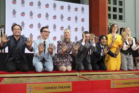 Sieben auf einem Streich: Johnny Galecki (l-r), Jim Parsons, Kaley Cuoco, Simon Helberg, Kunal Nayyar, Mayim Bialik und Melissa Rauch haben ihre Hände in den feuchten Zement gedückt.