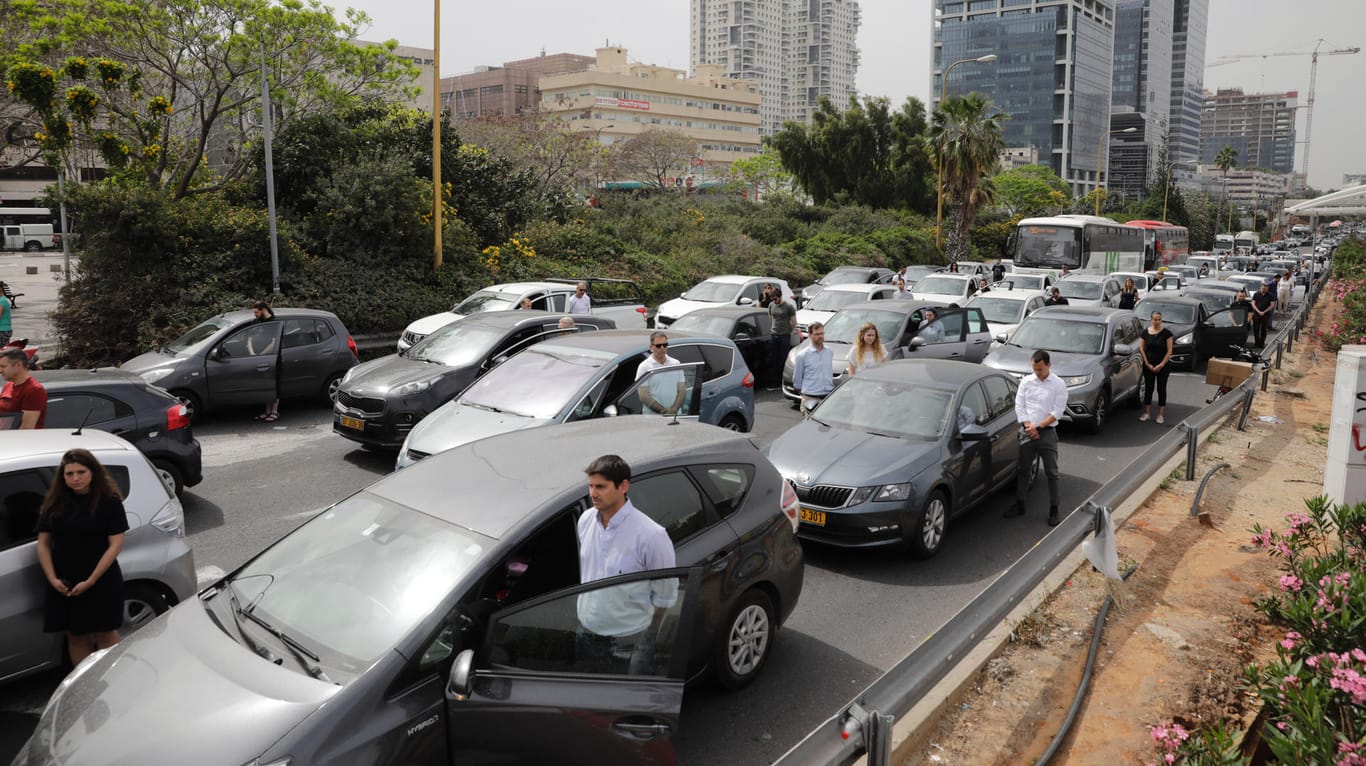 Während der Gedenkminuten hielten in Tel Aviv viele Autos an. Die Fahrer stiegen aus.