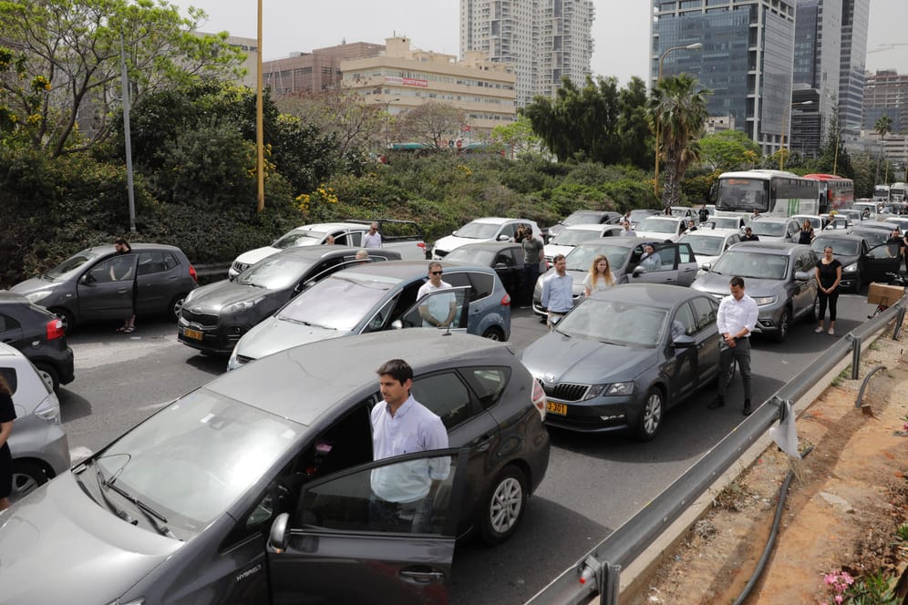 Während der Gedenkminuten hielten in Tel Aviv viele Autos an. Die Fahrer stiegen aus.