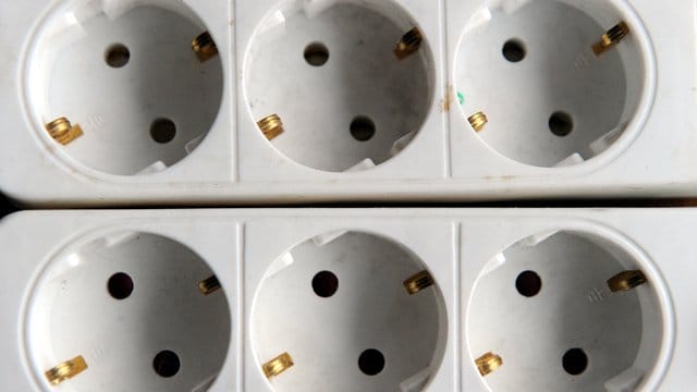 Passive Elektrogeräte wie Mehrfachsteckdosen, Lichtschalter und Audiokabel müssen von nun an als Elektroschrott entsorgt werden.