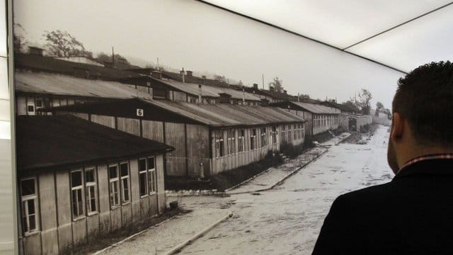 Besucher in der Gedenkstätte des ehemaligen Konzentrationslagers Mauthausen.