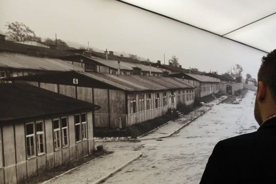 Besucher in der Gedenkstätte des ehemaligen Konzentrationslagers Mauthausen.