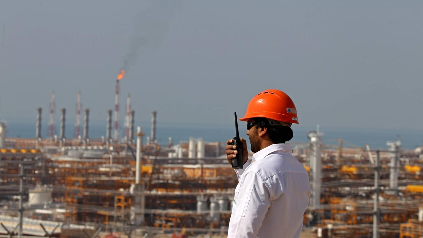 Eine Gas- und Ölraffinerie im Iran: Wer Öl aus dem Iran kauft, kann praktisch nicht mehr mit US-Firmen in Geschäftsbeziehungen stehen.