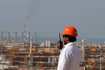 Eine Gas- und Ölraffinerie im Iran: Wer Öl aus dem Iran kauft, kann praktisch nicht mehr mit US-Firmen in Geschäftsbeziehungen stehen.