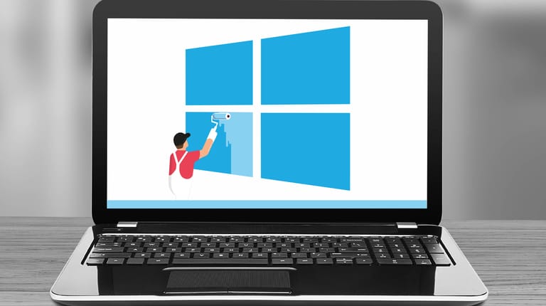 Eine Figur bemalt das Windows-10-Logo (Symbolbild): Mit dem Mai-Update können Nutzer den hellen Modus aktivieren.