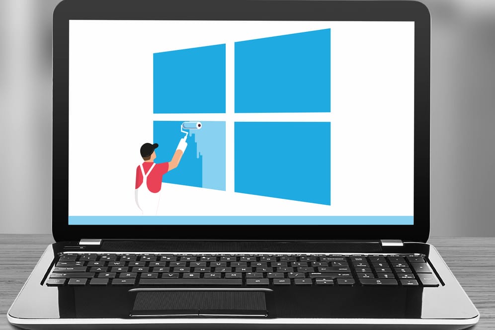 Eine Figur bemalt das Windows-10-Logo (Symbolbild): Mit dem Mai-Update können Nutzer den hellen Modus aktivieren.