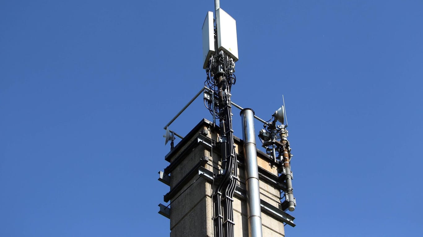 Mobilfunkmast: Die Bundesnetzagentur versteigert 41 5G-Frequenzblöcke an verschiedene Anbieter.