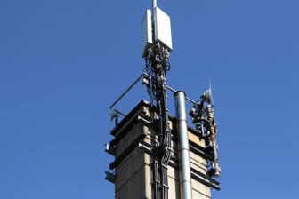 Mobilfunkmast: Die Bundesnetzagentur versteigert 41 5G-Frequenzblöcke an verschiedene Anbieter.