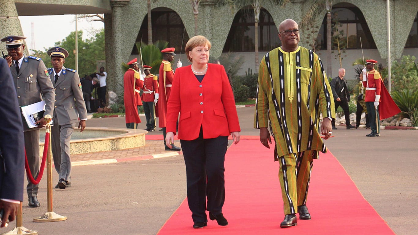 Bundeskanzlerin Angela Merkel und Burkina Fasos Präsident Roch Marc Christian Kabore: Merkel besucht auf ihrer Reise drei Nationen.