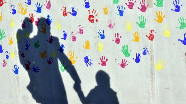 Karlsruhe erlaubt die Adoption von Stiefkindern auch ohne Trauschein. Karlsruhe erlaubt die Adoption von Stiefkindern auch ohne Trauschein.