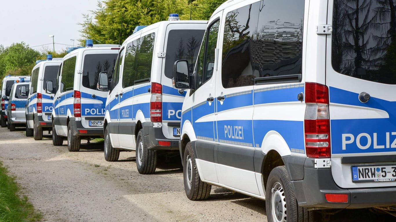 Einsatzfahrzeuge der Polizei in NRW: "So etwas hat in einem Polizeiauto nichts verloren – das kann nicht sein", sagte Reul dem "Spiegel".