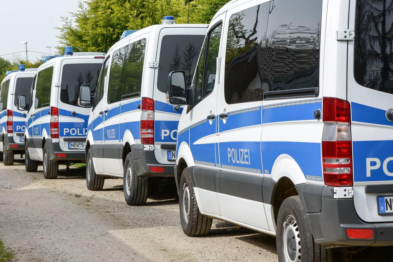 Einsatzfahrzeuge der Polizei in NRW: "So etwas hat in einem Polizeiauto nichts verloren – das kann nicht sein", sagte Reul dem "Spiegel".