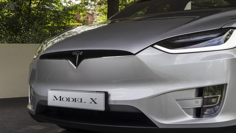 Tesla X: Mit diesem Modell fuhr ein Familienvater in eine Betonabsperrung. (Symbolbild)