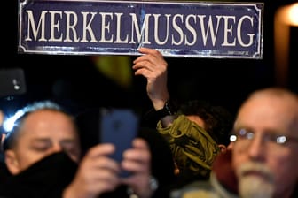 Rechte Demonstranten in Chemnitz: Die Deutschen haben Zweifel an Wahlwerbung im Internet.