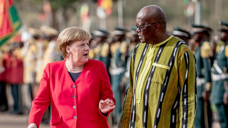 Burkina Faso: Bundeskanzlerin Angela Merkel wird mit militärischen Ehren durch den Präsidenten von Burkina Faso, Roch Marc Kabore, am Präsidentenpalast begrüßt.