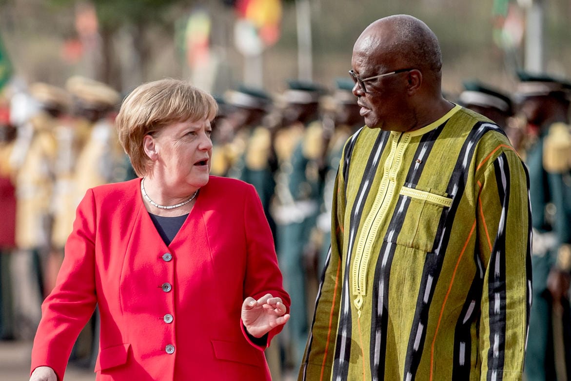 Burkina Faso: Bundeskanzlerin Angela Merkel wird mit militärischen Ehren durch den Präsidenten von Burkina Faso, Roch Marc Kabore, am Präsidentenpalast begrüßt.