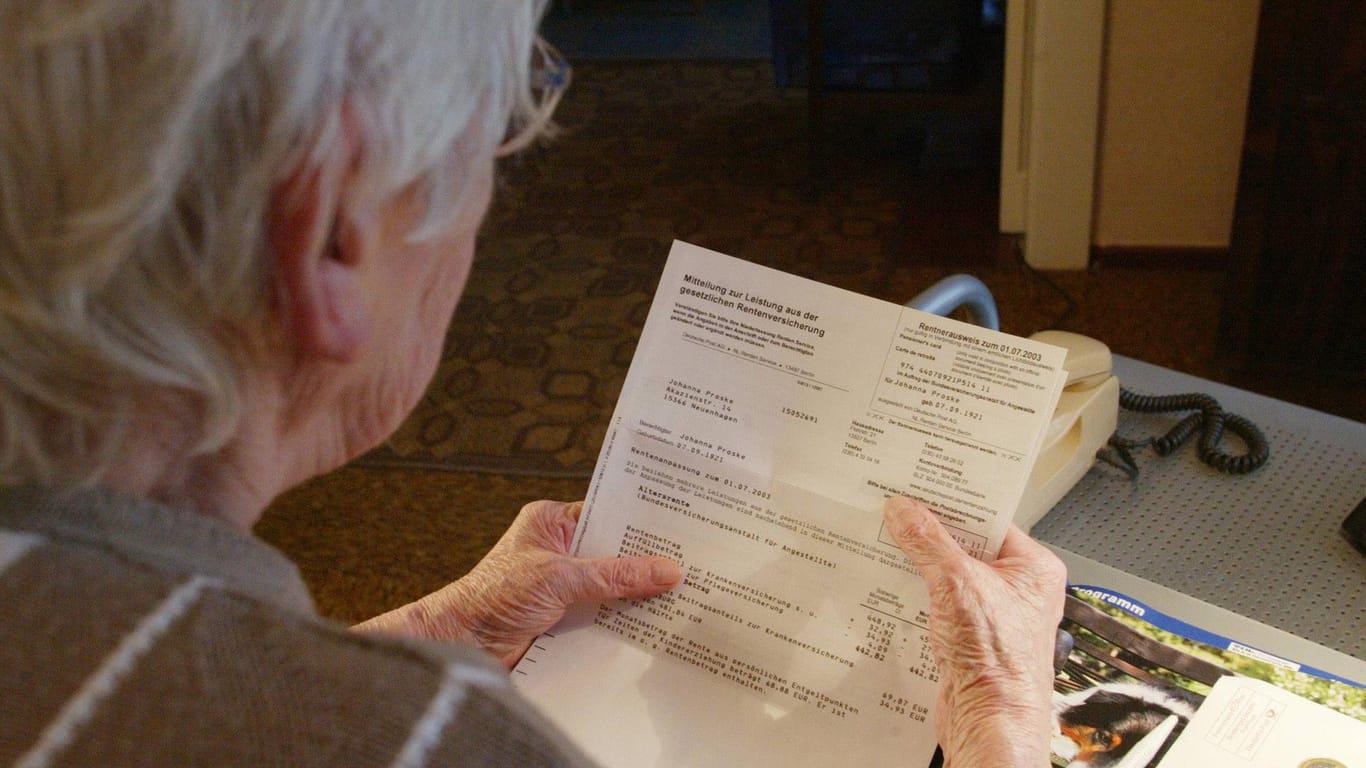 Rentnerin liest Bescheid: Auch Rentner müssen teilweise eine Steuererklärung einreichen. Dabei hilft die Bescheinigung der Rentenversicherung.