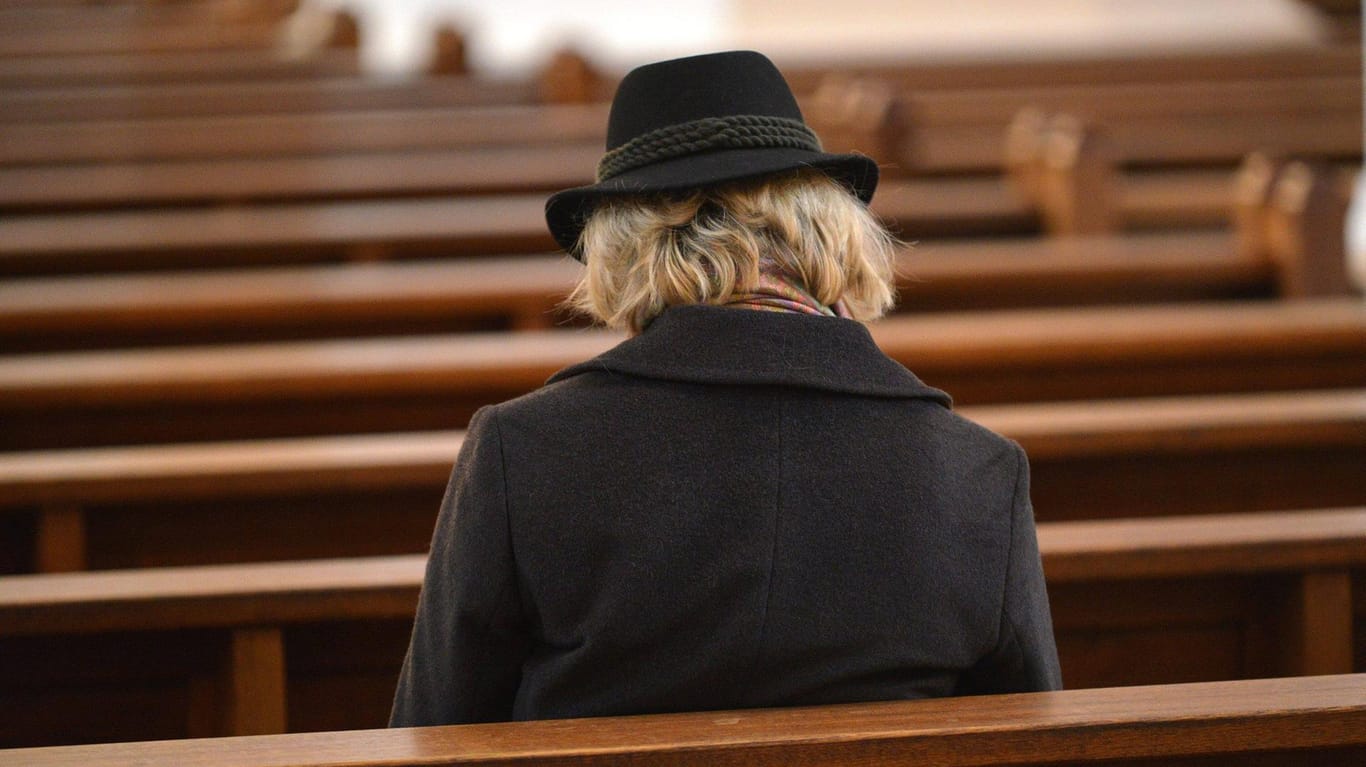 Eine Frau in einer Kirche: Die Mitgliedschaften nehmen stetig ab.