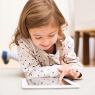 Kinder, die viel Zeit am Smartphone oder Tablet verbringen, zeigen häufiger Symptome von ADHS.