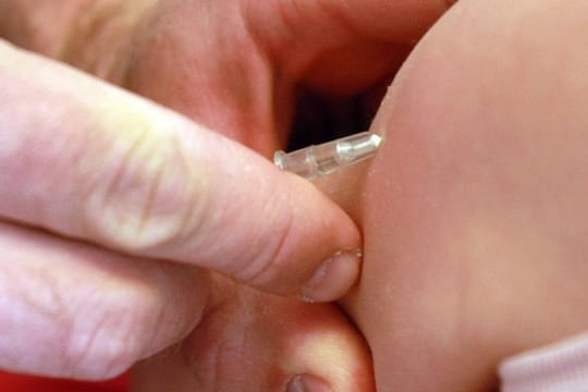 Im Bundesschnitt waren 2017 knapp 93 Prozent der untersuchten Kinder zweifach gegen Masern geimpft, das ist ein Rückgang um 0,1 Prozentpunkte im Vergleich zu 2016.