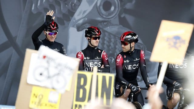 Gleich am ersten Tag als Team Ineos sieht sich das Froome-Team Protestlern gegenüber.