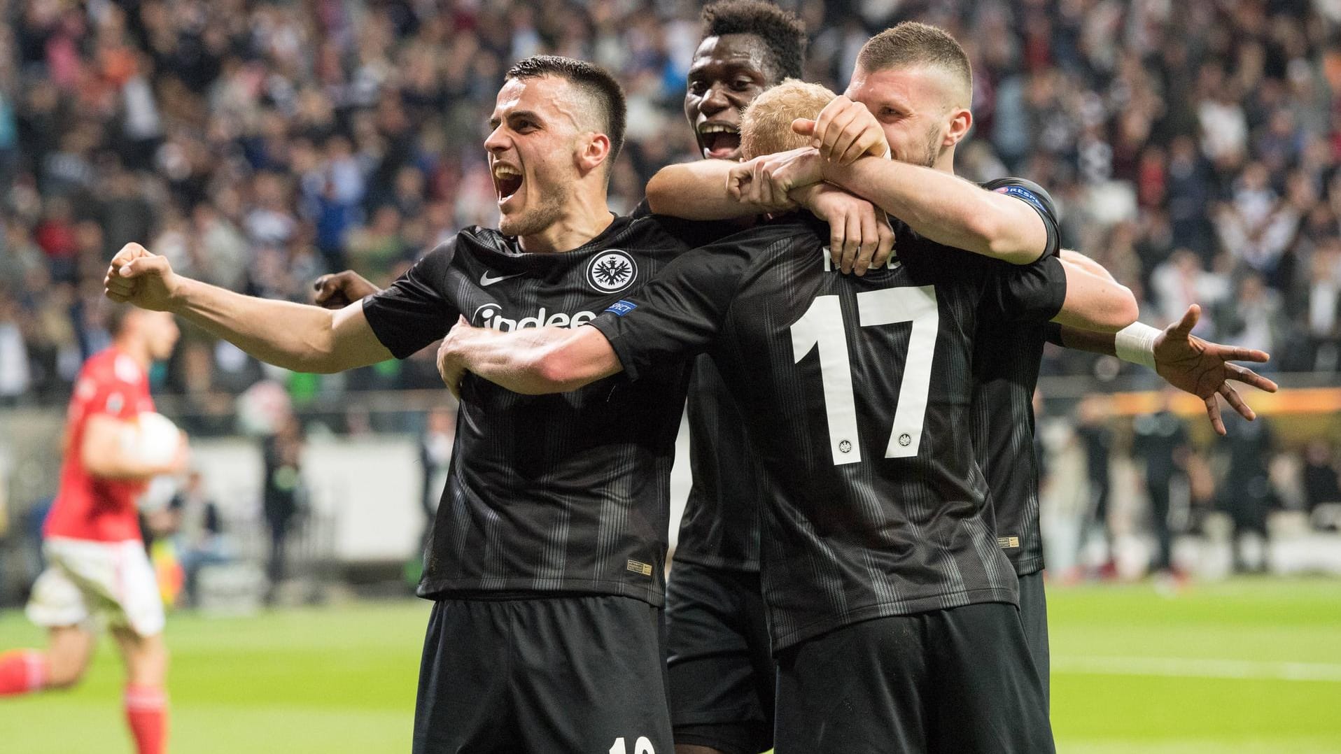 Filip Kostic (l.) und die Frankfurter Eintracht wollen den nächsten Sieg einfahren.