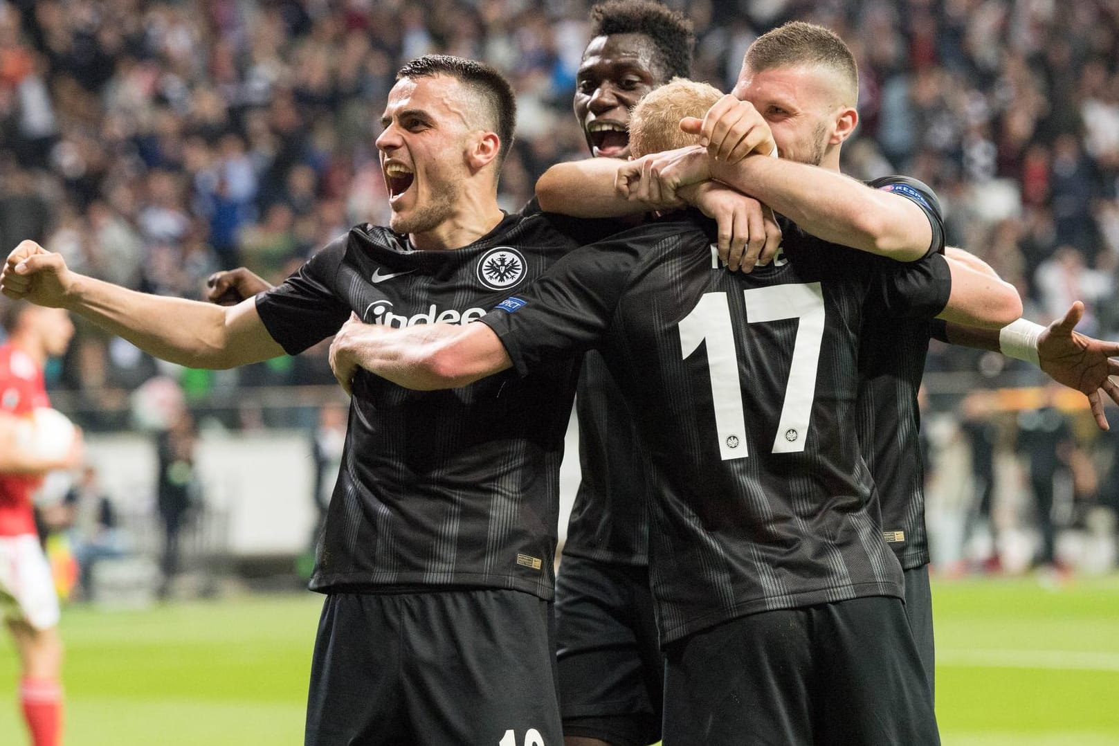 Filip Kostic (l.) und die Frankfurter Eintracht wollen den nächsten Sieg einfahren.