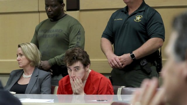 Nikolas Cruz, der mutmaßliche Schütze des Schulmassakers in Parkland, bei dem 17 Menschen getötet worden sind, sitzt im Broward Courthouse. Nikolas Cruz, der mutmaßliche Schütze des Schulmassakers in Parkland, bei dem 17 Menschen getötet worden sind, sitzt im Broward Courthouse.