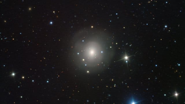 Blick durch das Lichtteleskops VIMOS am Very Large Telescope der ESO in Chile auf die etwa 130 Millionen Lichtjahre von der Erde entfernte Galaxie NGC 4993 (M).