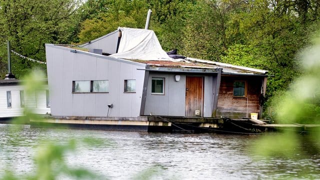 Das Hausboot "Silberfisch" liegt an seinem dauerhaften Liegeplatz an der Hunte.