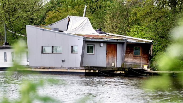 Das Hausboot "Silberfisch" liegt an seinem dauerhaften Liegeplatz an der Hunte.