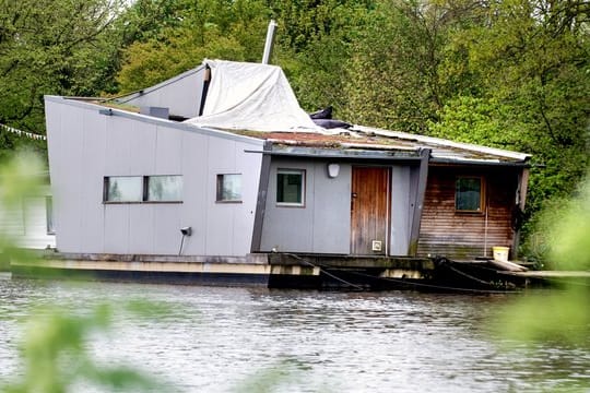 Das Hausboot "Silberfisch" liegt an seinem dauerhaften Liegeplatz an der Hunte.