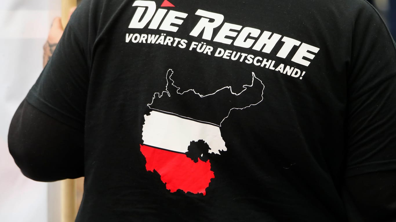 Ein Unterstützer der Partei im Pullover: Räume von "Die Rechte" sind wegen de Verdachts auf Wahlbetrug durchsucht worden.