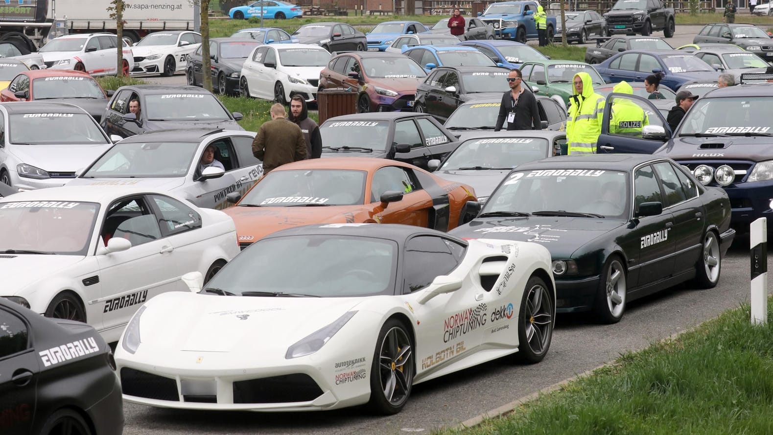 Sportwagen mit dem Schriftzug "Eurorally" werden von der Polizei auf der Autobahnraststätte Fuchsberg festgehalten und kontrolliert: Sie sollen mit Geschwindigkeiten von um die 250 Kilometer pro Stunde über die A20 gerast sein.