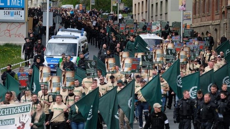 Rechtsextremisten marschieren mit Trommeln und Fahnen durch Plauen.