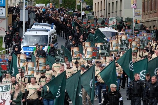 Rechtsextremisten marschieren mit Trommeln und Fahnen durch Plauen.