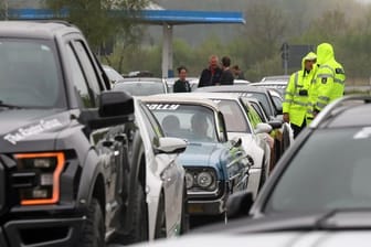 Wegen des Verdachts auf ein illegales Autorennen auf der A20 werden Dutzende Autos von der Polizei auf der Raststätte Fuchsberg östlich von Wismar kontrolliert.