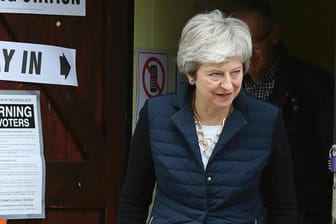 Auch Theresa gab ihre Stimme bei der Kommunalwahl ab: Für die Premierministerin könnten die Wahlen richtungsweisend sein.