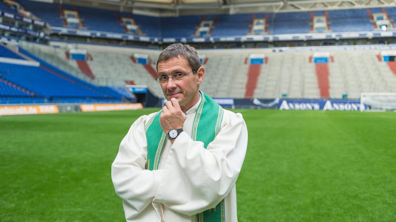 Schalke-Pfarrer Ernst-Martin Barth im Stadion: Bei jedem Heimspiel sitzt er auf der Tribüne.