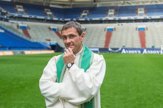 Schalke-Pfarrer Ernst-Martin Barth im Stadion: Bei jedem Heimspiel sitzt er auf der Tribüne.