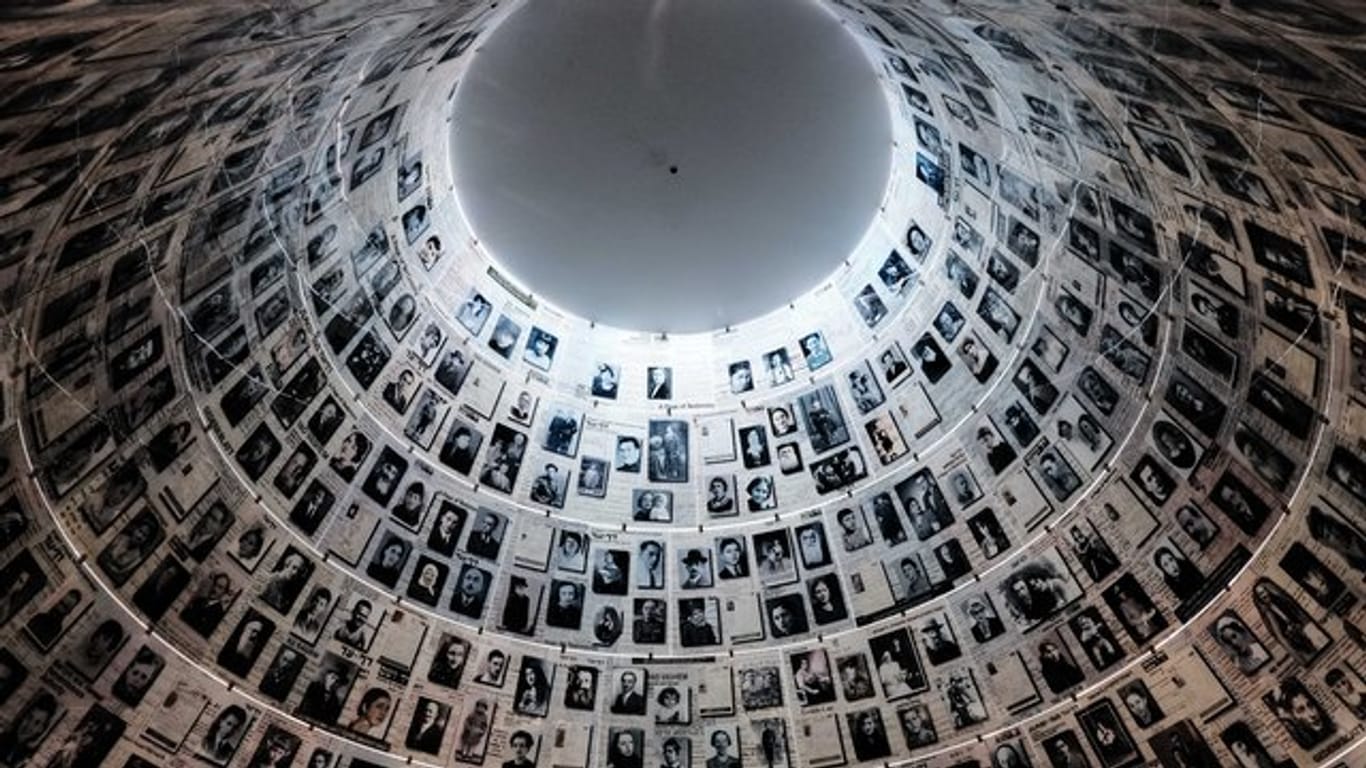 Blick auf die Wände und Decke in der Halle der Namen, in dem die Geschichten von mehr als vier Millionen Opfern des Holocaust gelistet sind, in der Holocaust-Gedenkstätte Yad Vashem in Jerusalem.