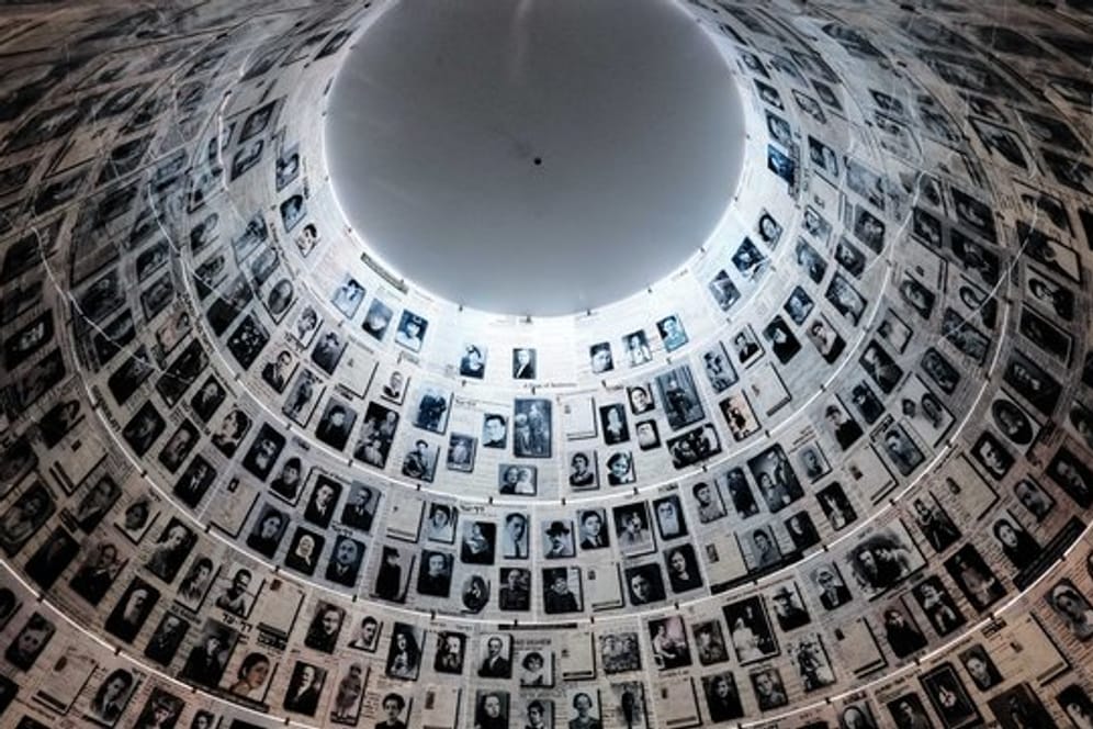 Blick auf die Wände und Decke in der Halle der Namen, in dem die Geschichten von mehr als vier Millionen Opfern des Holocaust gelistet sind, in der Holocaust-Gedenkstätte Yad Vashem in Jerusalem.