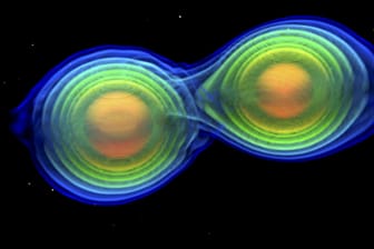 Simulation zweier miteinander verschmelzender Neutronensterne: Forscher haben neue Signale aus dem All empfangen.
