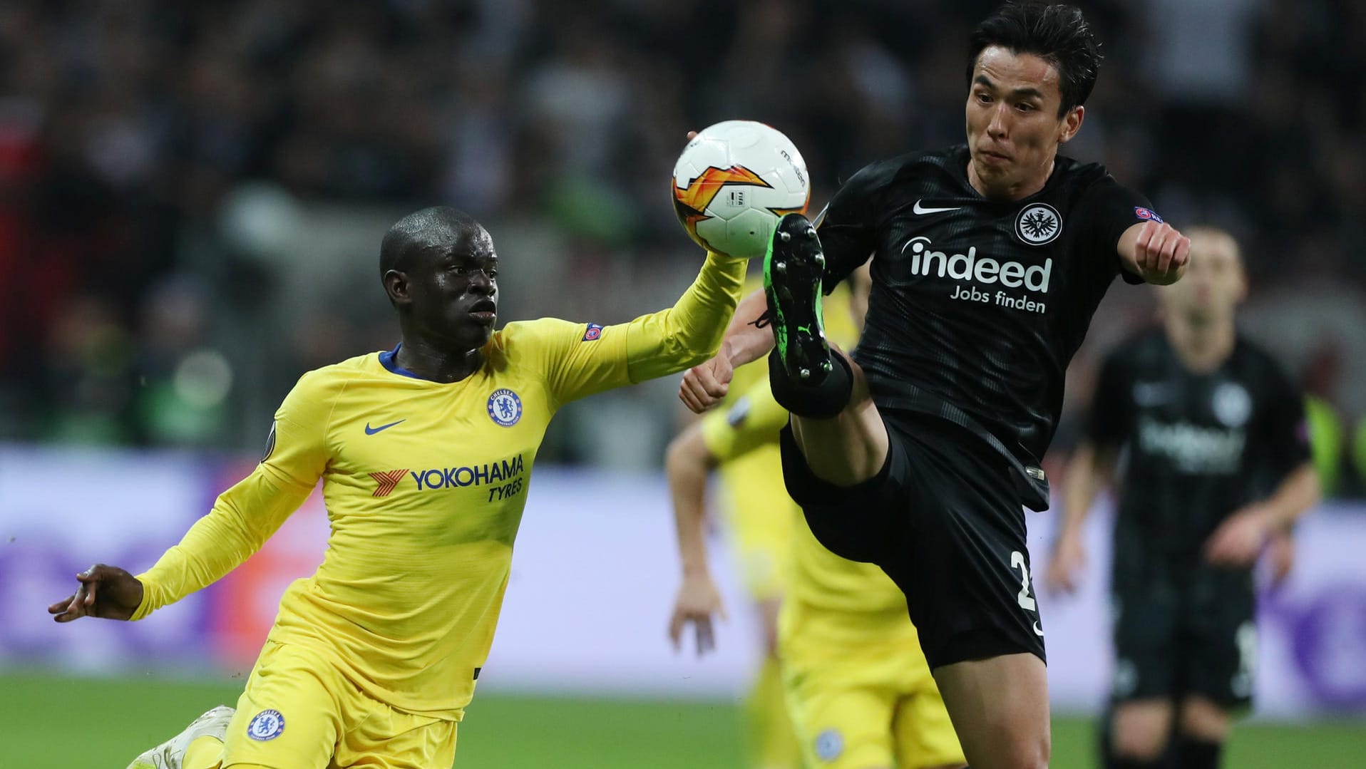 Gaben 100 Prozent: Frankfurts Makoto Hasebe (r.) im Zweikampf mit Chelseas N'Golo Kanté.