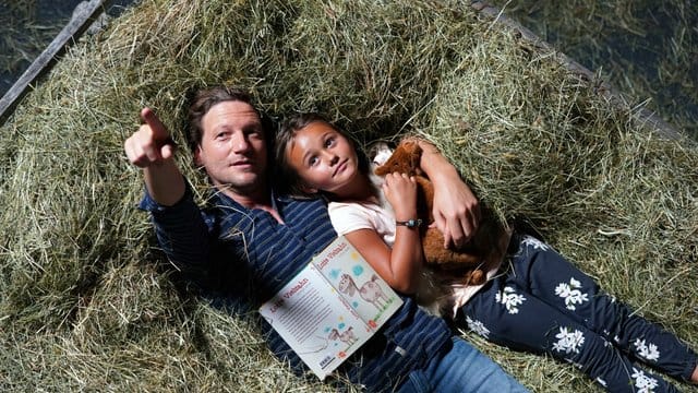 Georg Leitner (Thomas Unger, l) möchte, dass seine Tochter Lea (Lilly Kiara Walleshauser) bei ihm aufwächst.